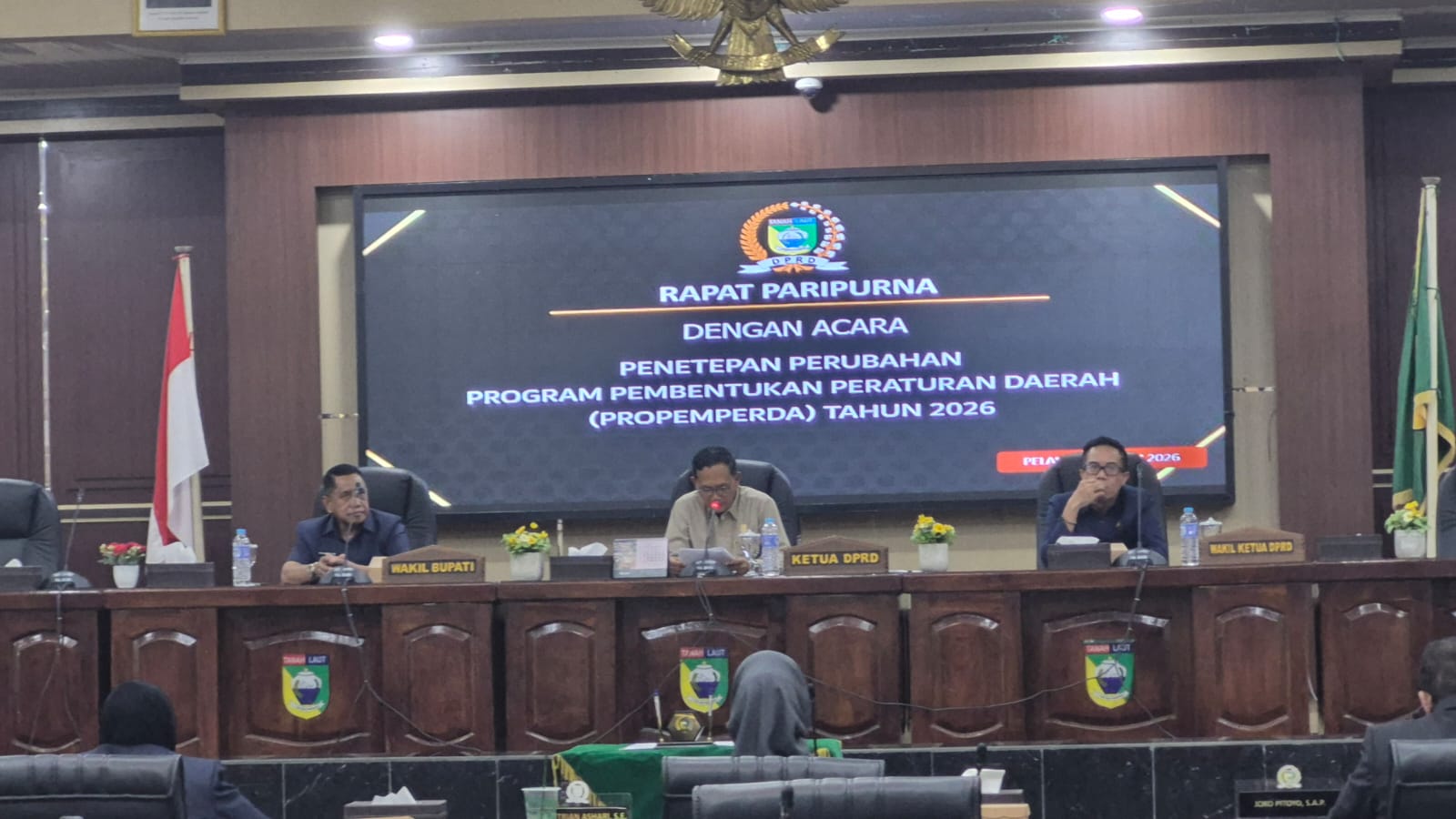 Ketua DPRD Tanah Laut memimpin Rapat Paripurna terkait Raperda Pertanggungjawaban APBD 2025 sebelum rapat ditunda akibat kuorum tidak terpenuhi.