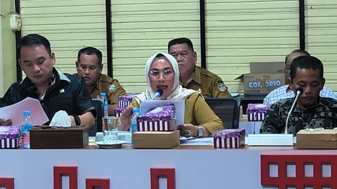 Rapat Dengar Pendapat DPRD Kotabaru bersama nelayan dan instansi terkait membahas penertiban kapal cantrang yang beroperasi di perairan Kabupaten Kotabaru.