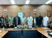 Jajaran Dewan Pers dan pengurus DPP Sekber Wartawan Indonesia (SWI) berfoto bersama setelah menggelar audiensi terkait Standar Organisasi Wartawan di Gedung Dewan Pers, Jakarta.
