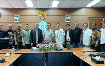 Jajaran Dewan Pers dan pengurus DPP Sekber Wartawan Indonesia (SWI) berfoto bersama setelah menggelar audiensi terkait Standar Organisasi Wartawan di Gedung Dewan Pers, Jakarta.
