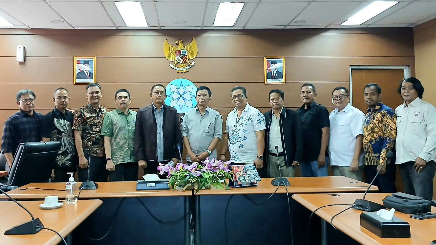 Jajaran Dewan Pers dan pengurus DPP Sekber Wartawan Indonesia (SWI) berfoto bersama setelah menggelar audiensi terkait Standar Organisasi Wartawan di Gedung Dewan Pers, Jakarta.