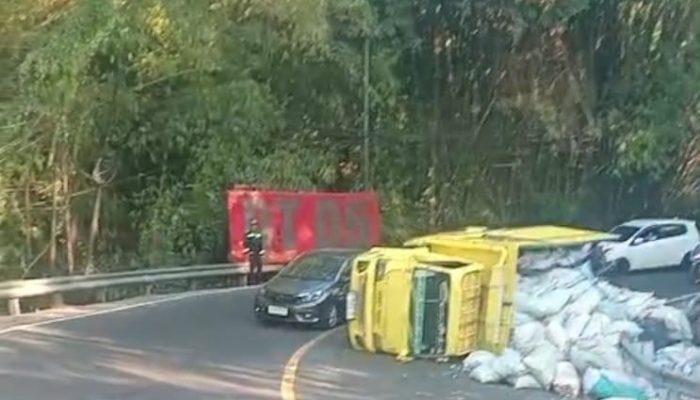Truk Muatan 9 Ton Terguling di Tikungan Bokong Semar, Sopir Selamat