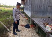 Ket Foto: Kondisi korban saat ditemukan tergeletak bersimbah darah di kolong depan rumah. (Foto : IST)