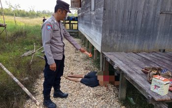 Ket Foto: Kondisi korban saat ditemukan tergeletak bersimbah darah di kolong depan rumah. (Foto : IST)