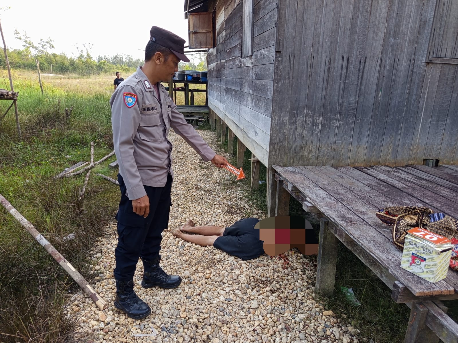 Ket Foto: Kondisi korban saat ditemukan tergeletak bersimbah darah di kolong depan rumah. (Foto : IST)