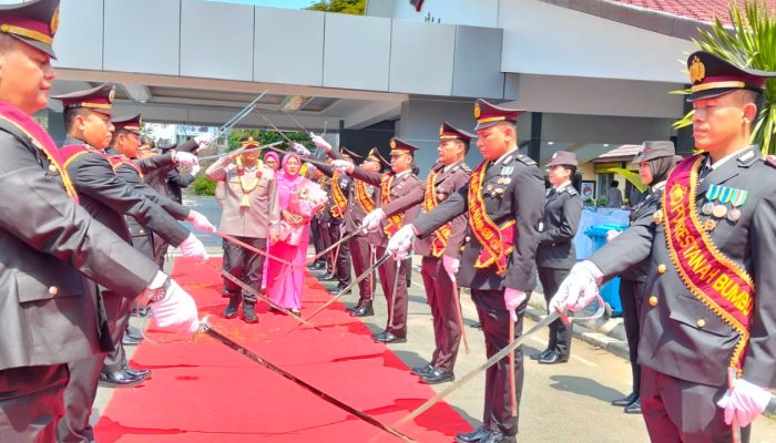Pedang Pora Iringi Pisah Sambut Kapolres Tanah Bumbu