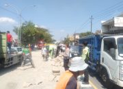 Polisi mengevakuasi truk bermuatan semen yang terguling di Ring Road Selatan Bantul.