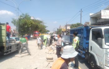 Polisi mengevakuasi truk bermuatan semen yang terguling di Ring Road Selatan Bantul.