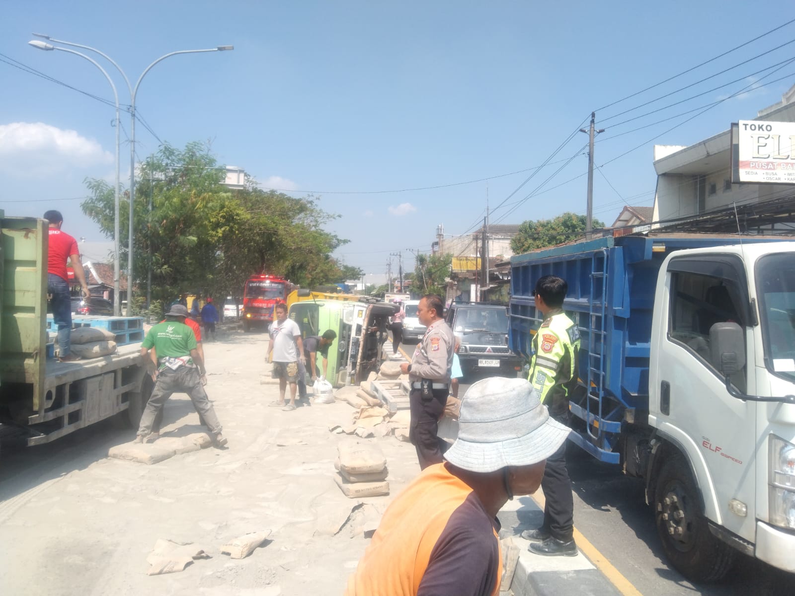 Polisi mengevakuasi truk bermuatan semen yang terguling di Ring Road Selatan Bantul.