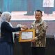 Bupati Andi Rudi Latif Terima Penghargaan ULM atas Dukungan Program KKN Lingkungan