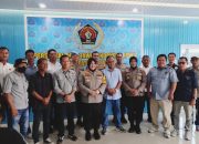 Ket Foto : Kapolres Kapuas, AKBP Rina Perwitasari, beserta jajaran pejabat utama Polres Kapuas menyambangi Markas PWI Kapuas, pada Senin, (20/7/2026) siang.
