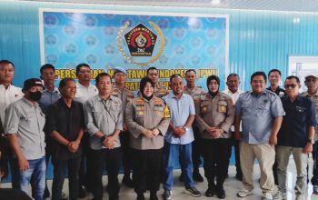 Ket Foto : Kapolres Kapuas, AKBP Rina Perwitasari, beserta jajaran pejabat utama Polres Kapuas menyambangi Markas PWI Kapuas, pada Senin, (20/7/2026) siang.