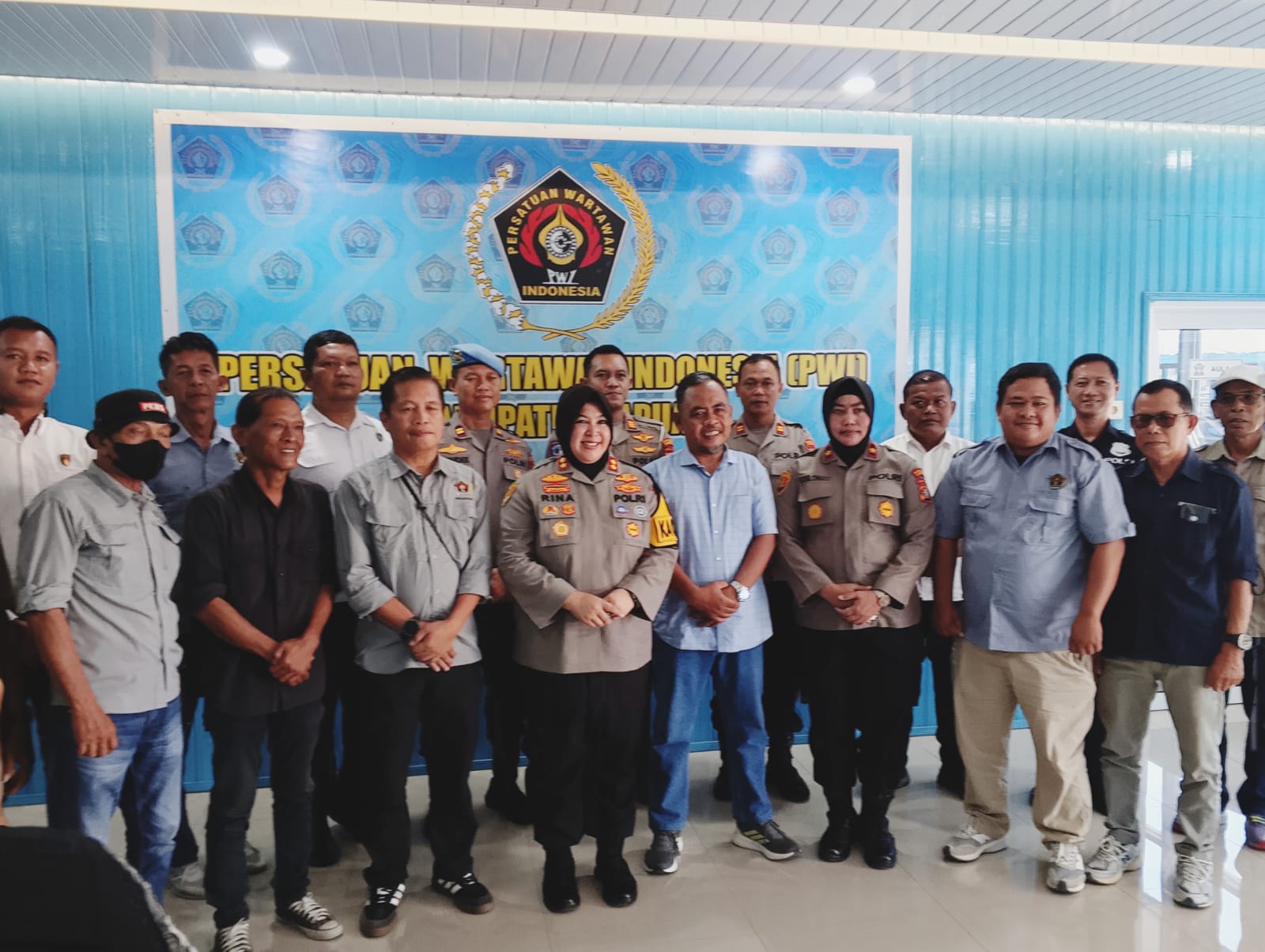 Ket Foto : Kapolres Kapuas, AKBP Rina Perwitasari, beserta jajaran pejabat utama Polres Kapuas menyambangi Markas PWI Kapuas, pada Senin, (20/7/2026) siang.