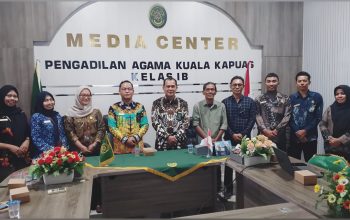 Ket Foto : Ketua Pengadilan Agama Kuala Kapuas Kelas IB Doni Burhan Efendi, S.H.I., didampingi Wakil Ketua Mulyadi, Lc., M.H.I., beserta jajaran staff media center saat foto bersama narasumber usai kegiatan pelatihan jurnalistik, Kamis (23/7/2026).