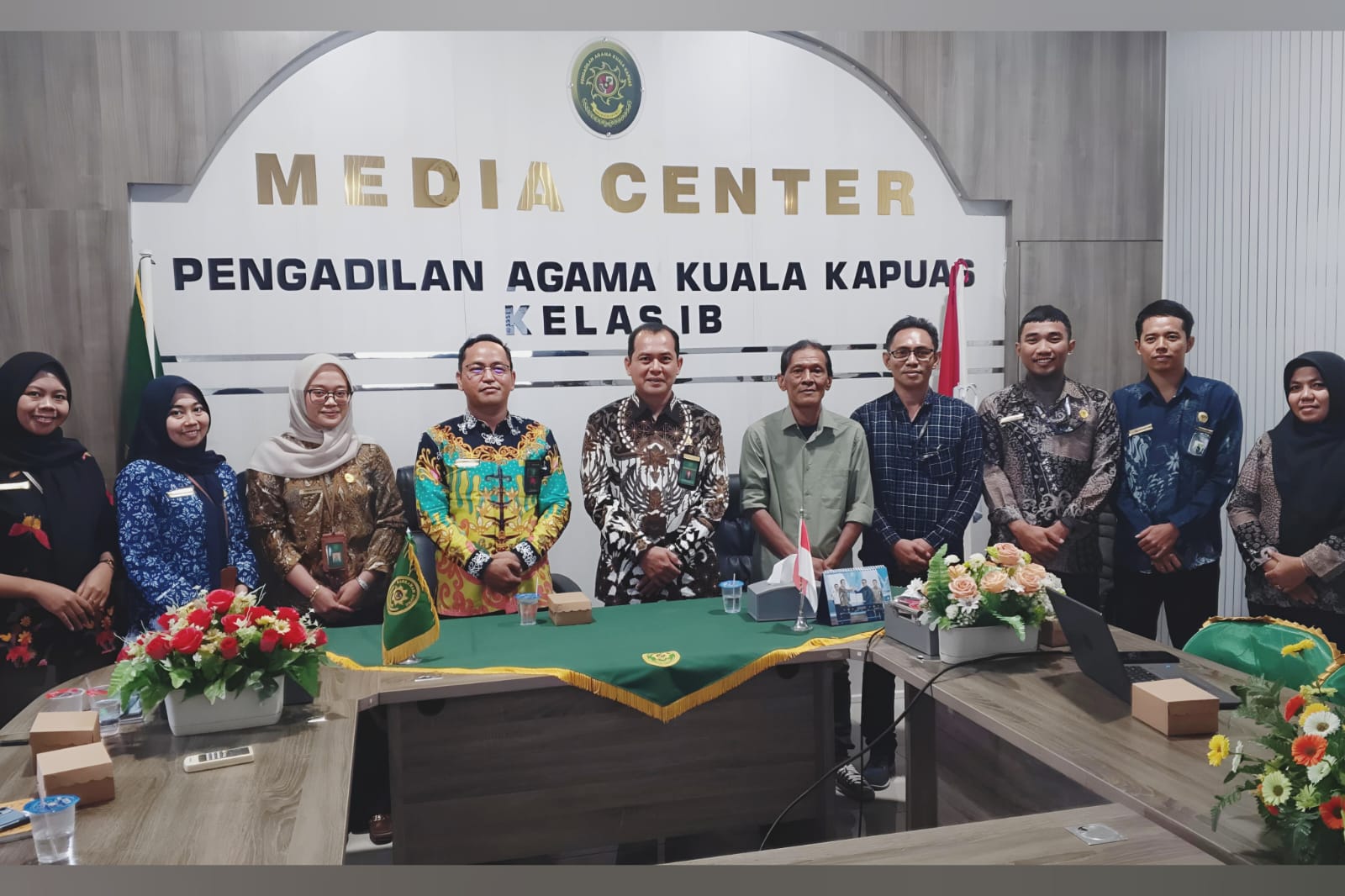 Ket Foto : Ketua Pengadilan Agama Kuala Kapuas Kelas IB Doni Burhan Efendi, S.H.I., didampingi Wakil Ketua Mulyadi, Lc., M.H.I., beserta jajaran staff media center saat foto bersama narasumber usai kegiatan pelatihan jurnalistik, Kamis (23/7/2026).
