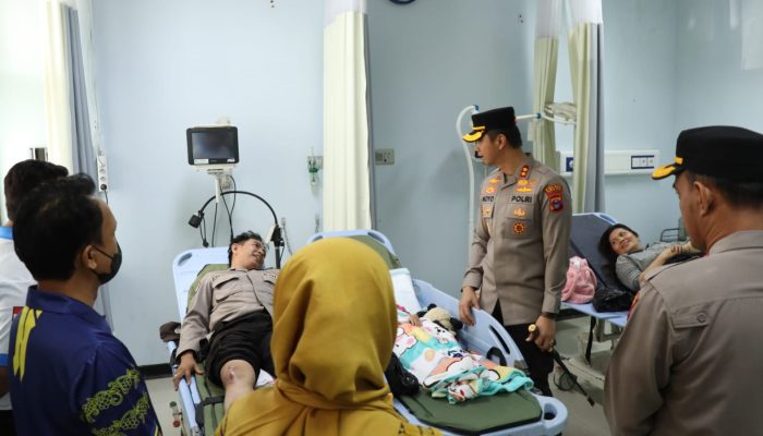 Kapolres Tabalong Jenguk Anggota Korban Kecelakaan Tunggal