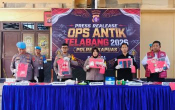 Ket Foto: Kapolres Kapuas, AKBP Rina Perwitasari beserta jajaran saat menggelar siaran pers pengungkapan tindak pidana Narkoba di wilayah Hukum Polres Kapuas, Senin (27/7/2026). (Ist).