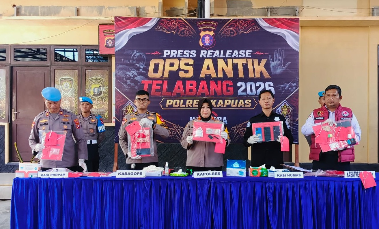 Ket Foto: Kapolres Kapuas, AKBP Rina Perwitasari beserta jajaran saat menggelar siaran pers pengungkapan tindak pidana Narkoba di wilayah Hukum Polres Kapuas, Senin (27/7/2026). (Ist).