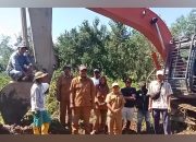 Ket Foto : Kepala Desa Palampai, Ahmad Bajuri, beserta jajaran pemerintahan desa dan beberapa perwakilan warga saat menyampaikan apresiasi atas terlaksananya program strategis dilokasi kegiatan cetak sawah tahun 2026.