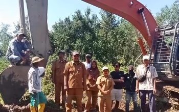 Ket Foto : Kepala Desa Palampai, Ahmad Bajuri, beserta jajaran pemerintahan desa dan beberapa perwakilan warga saat menyampaikan apresiasi atas terlaksananya program strategis dilokasi kegiatan cetak sawah tahun 2026.