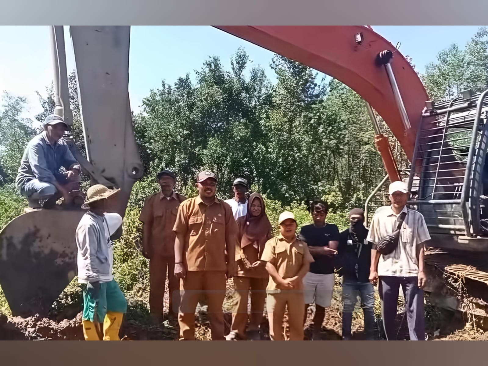 Ket Foto : Kepala Desa Palampai, Ahmad Bajuri, beserta jajaran pemerintahan desa dan beberapa perwakilan warga saat menyampaikan apresiasi atas terlaksananya program strategis dilokasi kegiatan cetak sawah tahun 2026.