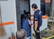 Petugas Polsek Kasihan dan Tim Inafis Polres Bantul melakukan olah TKP di lokasi penemuan seorang satpam yang meninggal dunia di pos jaga perumahan di Kasihan, Bantul.
