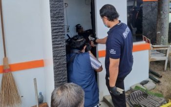 Petugas Polsek Kasihan dan Tim Inafis Polres Bantul melakukan olah TKP di lokasi penemuan seorang satpam yang meninggal dunia di pos jaga perumahan di Kasihan, Bantul.