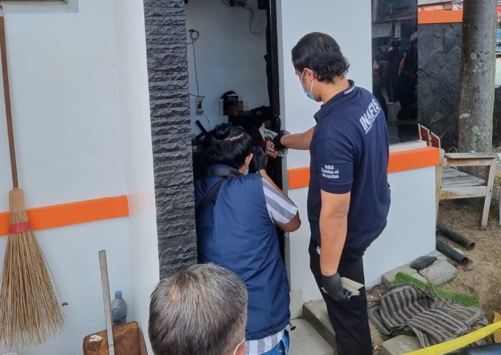 Petugas Polsek Kasihan dan Tim Inafis Polres Bantul melakukan olah TKP di lokasi penemuan seorang satpam yang meninggal dunia di pos jaga perumahan di Kasihan, Bantul.