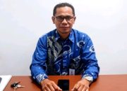 Humas PDAM Kotabaru H. Suriansyah memberikan keterangan di ruang kerjanya mengenai gangguan distribusi air bersih dan usulan penambahan kapasitas IPA Gunung Tirawan.