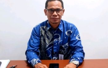 Humas PDAM Kotabaru H. Suriansyah memberikan keterangan di ruang kerjanya mengenai gangguan distribusi air bersih dan usulan penambahan kapasitas IPA Gunung Tirawan.