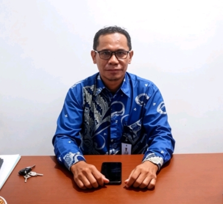Humas PDAM Kotabaru H. Suriansyah memberikan keterangan di ruang kerjanya mengenai gangguan distribusi air bersih dan usulan penambahan kapasitas IPA Gunung Tirawan.