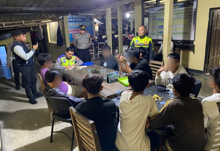 Sejumlah pelajar menjalani pemeriksaan dan pembinaan di Polsek Dlingo terkait aksi berkendara berbahaya yang viral di Bantul.