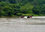 Tim gabungan melakukan penyisiran di aliran Sungai Katingan untuk mencari dua anggota Satresnarkoba Polres Katingan yang masih hilang.