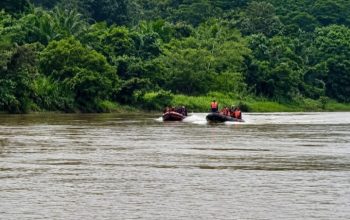 Tim gabungan melakukan penyisiran di aliran Sungai Katingan untuk mencari dua anggota Satresnarkoba Polres Katingan yang masih hilang.