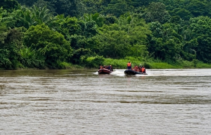 Tim gabungan melakukan penyisiran di aliran Sungai Katingan untuk mencari dua anggota Satresnarkoba Polres Katingan yang masih hilang.