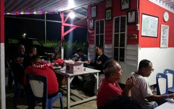 Suasana syukuran warga dan Pemerintah Desa Barokah atas prestasi Satkamling RT 02 yang meraih Juara III pada Lomba Satkamling Polres Tanah Bumbu.
