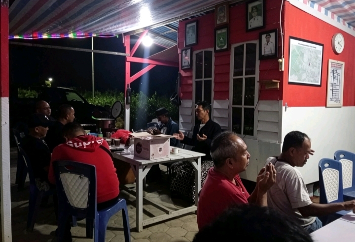 Suasana syukuran warga dan Pemerintah Desa Barokah atas prestasi Satkamling RT 02 yang meraih Juara III pada Lomba Satkamling Polres Tanah Bumbu.