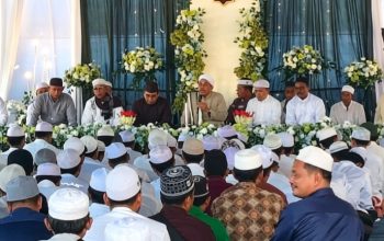 Suasana ratusan jemaah menghadiri Haul ke-4 Guru H. Hasan Basri di Jalan Provinsi, Desa Sekapuk, Kecamatan Satui, Kabupaten Tanah Bumbu.