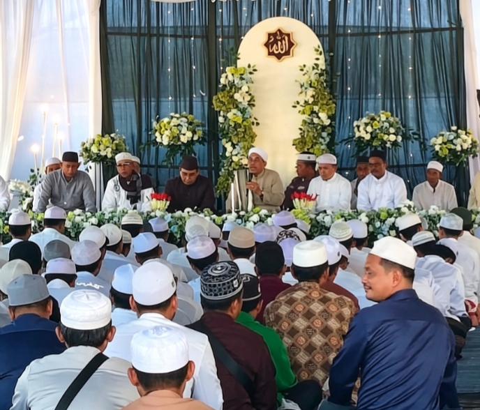 Suasana ratusan jemaah menghadiri Haul ke-4 Guru H. Hasan Basri di Jalan Provinsi, Desa Sekapuk, Kecamatan Satui, Kabupaten Tanah Bumbu.