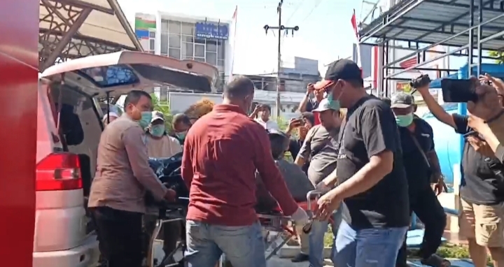 Petugas menurunkan jenazah Aiptu Sumaryanto dari ambulans di RS Bhayangkara Palangka Raya setelah dievakuasi dari Kabupaten Katingan.