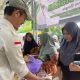 Warga berbelanja kebutuhan pokok di pasar murah Disperindag Kabupaten Balangan di Kecamatan Batumandi.