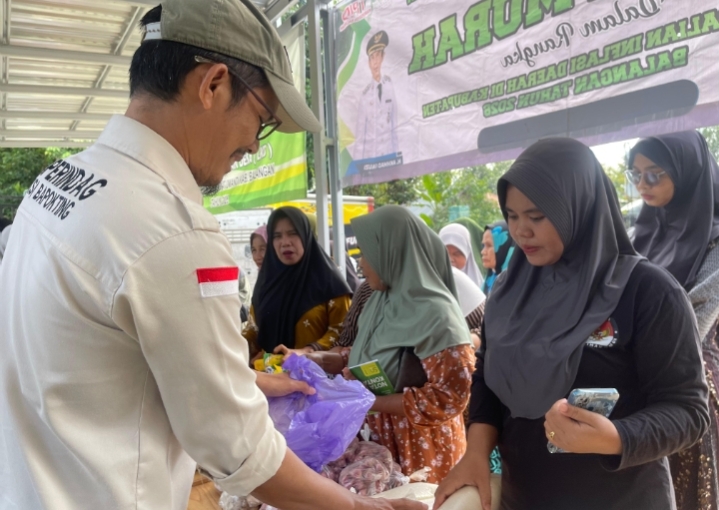 Warga berbelanja kebutuhan pokok di pasar murah Disperindag Kabupaten Balangan di Kecamatan Batumandi.