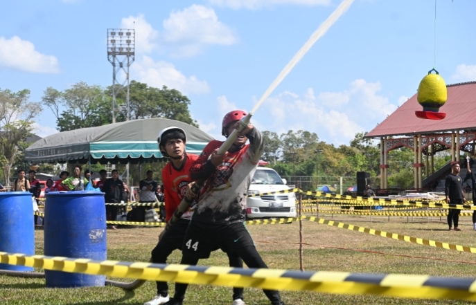 Suasana uji ketangkasan relawan pemadam kebakaran yang diikuti puluhan tim di Stadion Sanaman Mantikei, Palangka Raya.