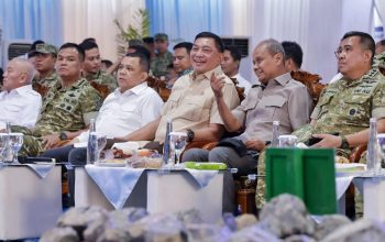 Menteri Pertahanan Sjafrie Sjamsoeddin menghadiri prosesi peletakan batu pertama pembangunan Pabrik Amunisi PT Pindad di Batulicin bersama jajaran pejabat pemerintah, TNI, dan tamu undangan.