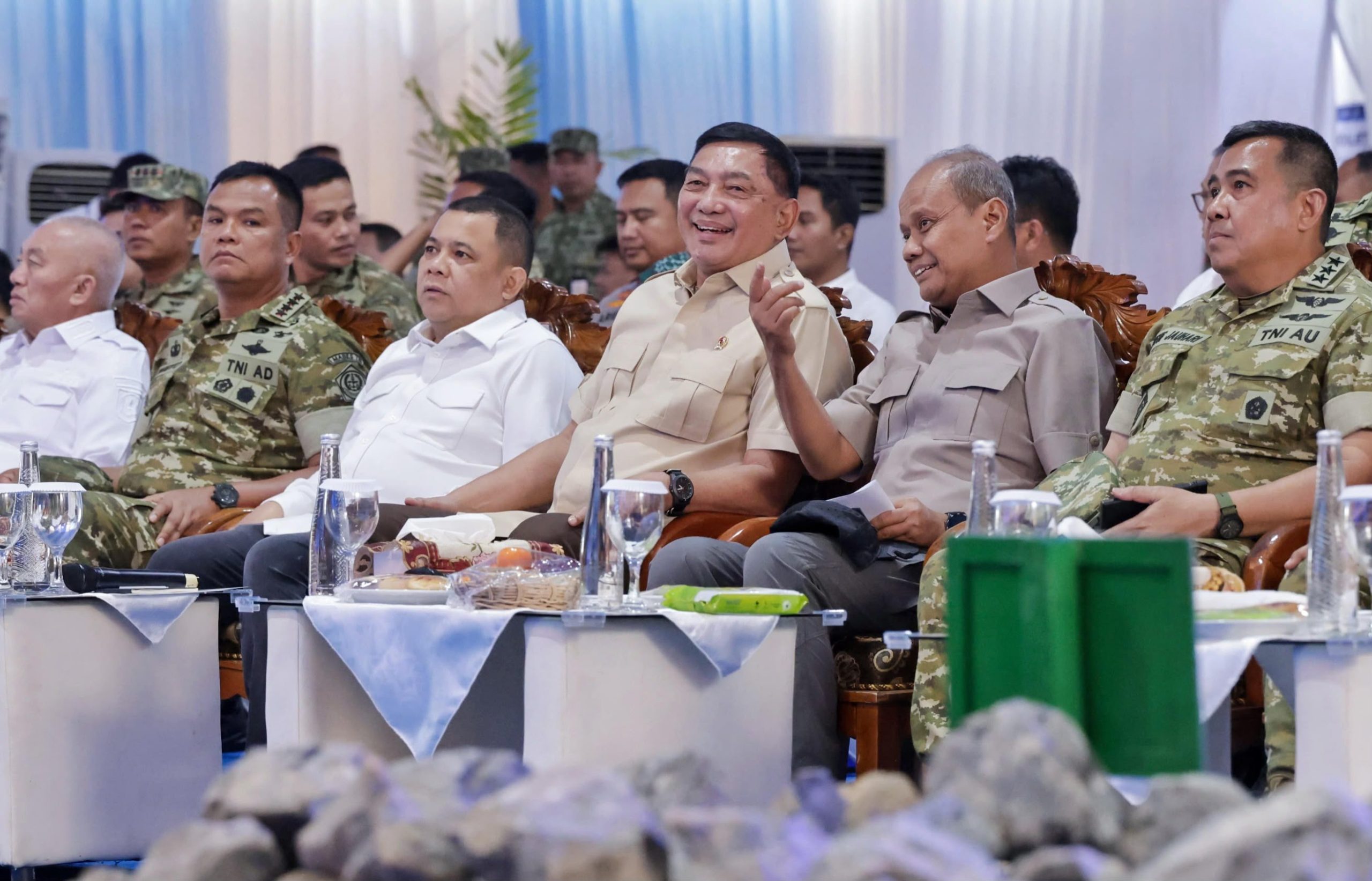 Menteri Pertahanan Sjafrie Sjamsoeddin menghadiri prosesi peletakan batu pertama pembangunan Pabrik Amunisi PT Pindad di Batulicin bersama jajaran pejabat pemerintah, TNI, dan tamu undangan.