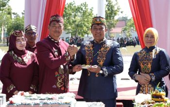 Wakil Gubernur Kalimantan Tengah Edy Pratowo bersama Bupati Sukamara Masduki menghadiri Upacara Peringatan Hari Jadi ke-24 Kabupaten Sukamara di halaman Kantor Bupati Sukamara.
