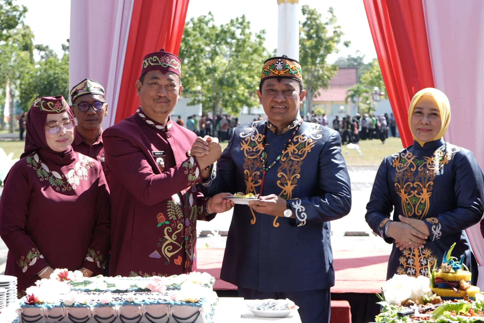 Wakil Gubernur Kalimantan Tengah Edy Pratowo bersama Bupati Sukamara Masduki menghadiri Upacara Peringatan Hari Jadi ke-24 Kabupaten Sukamara di halaman Kantor Bupati Sukamara.