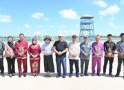 Wakil Gubernur Kalimantan Tengah Edy Pratowo bersama Bupati Sukamara Masduki dan jajaran berfoto bersama di kawasan Shrimp Estate Sukamara.
