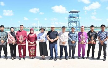Wakil Gubernur Kalimantan Tengah Edy Pratowo bersama Bupati Sukamara Masduki dan jajaran berfoto bersama di kawasan Shrimp Estate Sukamara.