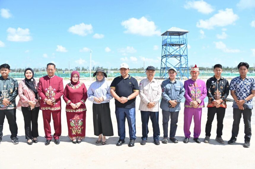 Wakil Gubernur Kalimantan Tengah Edy Pratowo bersama Bupati Sukamara Masduki dan jajaran berfoto bersama di kawasan Shrimp Estate Sukamara.
